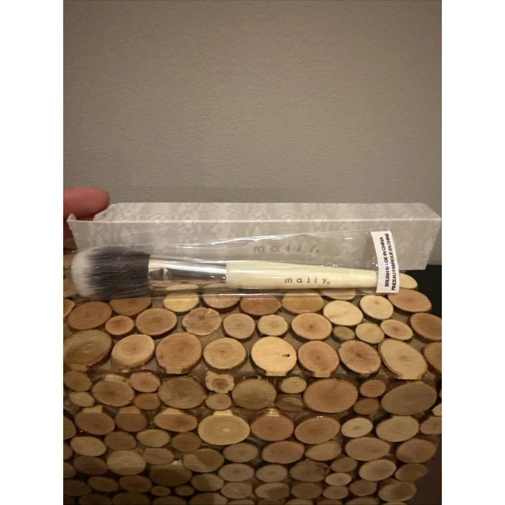 Mally Brush Full Size‎ Foundation Powder Brush. White & Silver. NIB